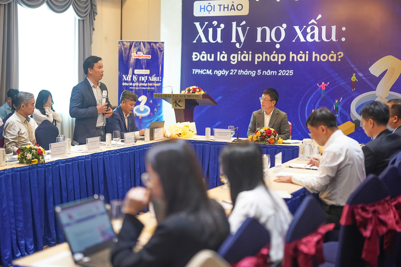 Các đại biểu thảo luận sôi nổi về giải pháp xử lý nợ xấu.