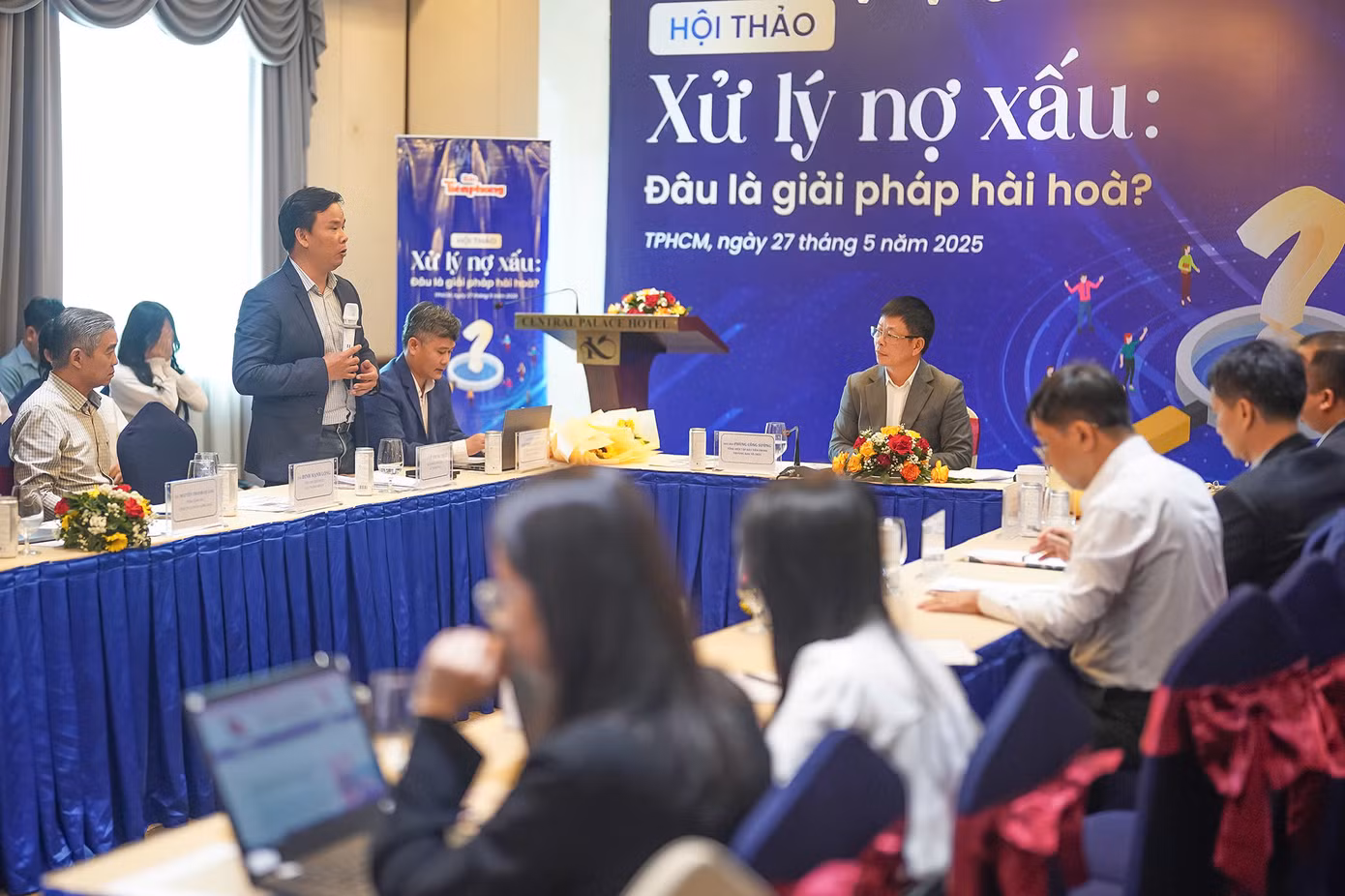 Các đại biểu thảo luận sôi nổi về giải pháp xử lý nợ xấu.