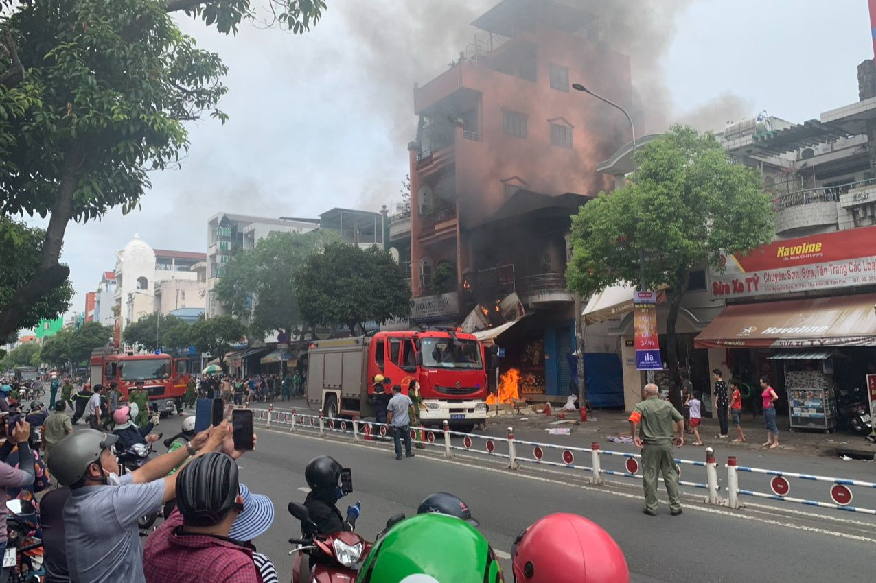 Xe cứu hỏa được điều động đến chữa cháy. Ảnh: D.T. Xe cứu hỏa được điều động đến chữa cháy. Ảnh: D.T.
