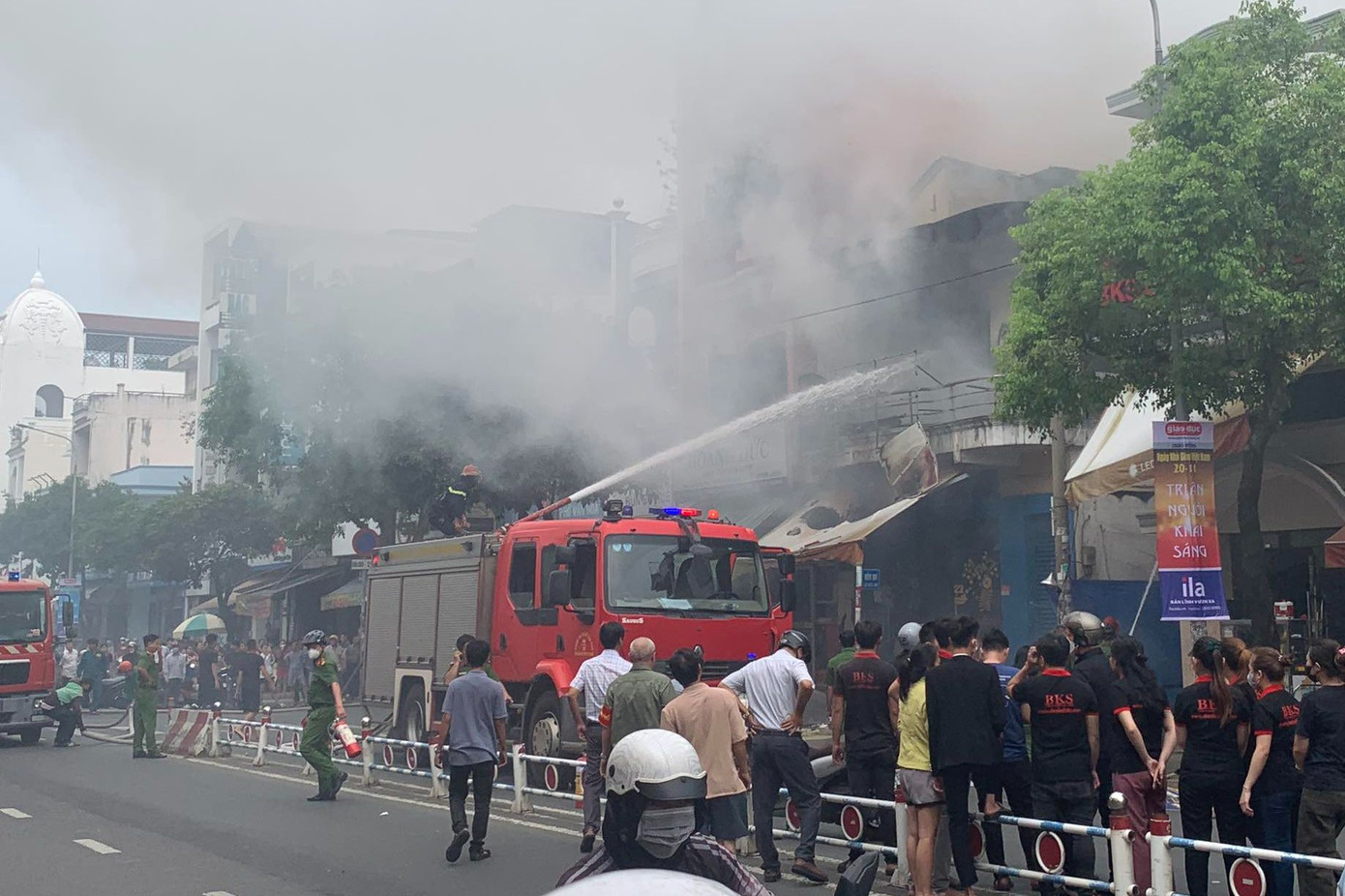 Vụ cháy làm hư hỏng nhiều tài sản. Ảnh: D.T. Vụ cháy làm hư hỏng nhiều tài sản. Ảnh: D.T.