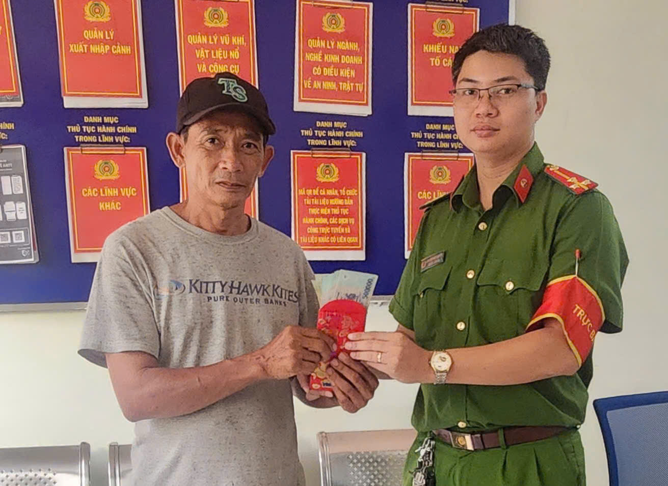 Ông Út giao nộp bao lì xì cho công an. Ảnh: C.A. Ông Út giao nộp bao lì xì cho công an. Ảnh: C.A.