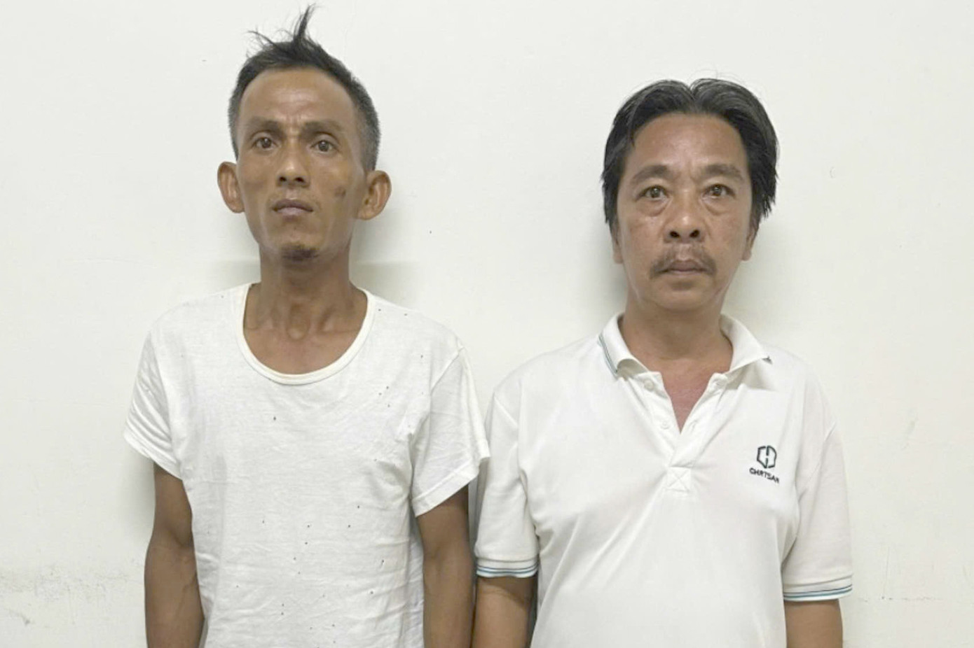 Đối tượng Tuấn (bên trái) và Hòa tại cơ quan công an. Ảnh: Công an cung cấp.