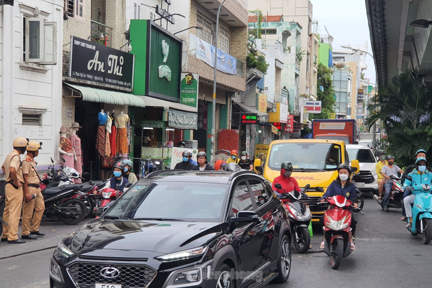 Tổ công tác lập chốt kiểm tra nồng độ cồn dưới cầu vượt ngã năm Chuồng Chó, quận Gò Vấp. Ảnh: Hoàng Thuận