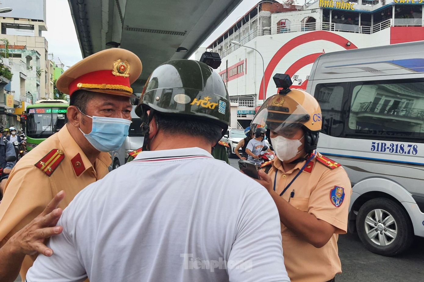 Sau nhiều lần thuyết phục, ông V. mới chịu kiểm tra nồng độ cồn. Ảnh: Hoàng Thuận