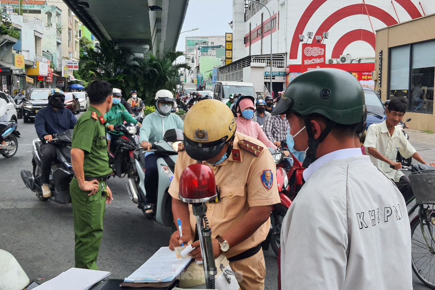 Lực lượng CSGT lập biên bản xử phạt đối với anh H. về vi phạm nồng độ cồn. Ảnh: Hoàng Thuận