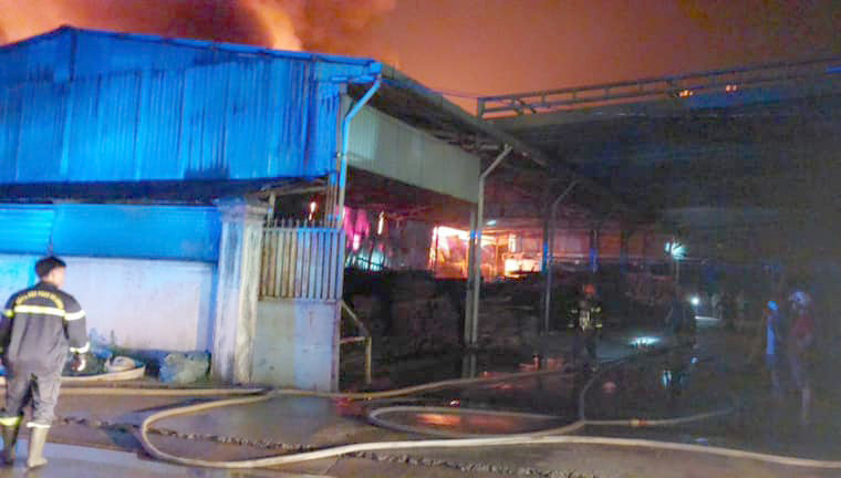 Lực lượng chức năng triển khai công tác chữa cháy. Ảnh: Phan Nguyễn.