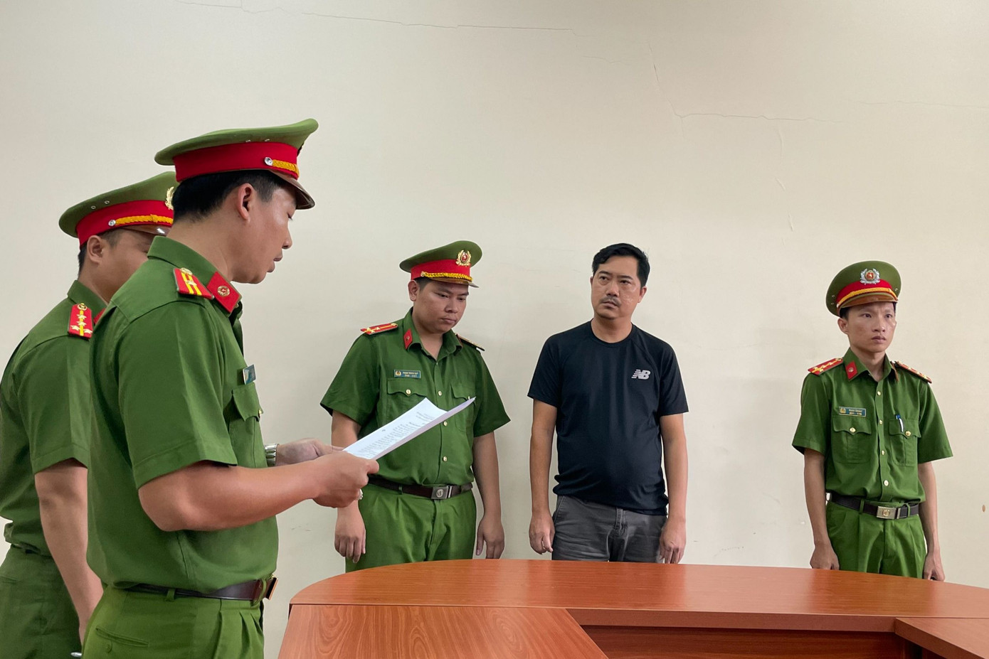 Cơ quan điều tra tống đạt các quyết định đối với Ngô Tấn Đạt. Ảnh: Công an cung cấp.