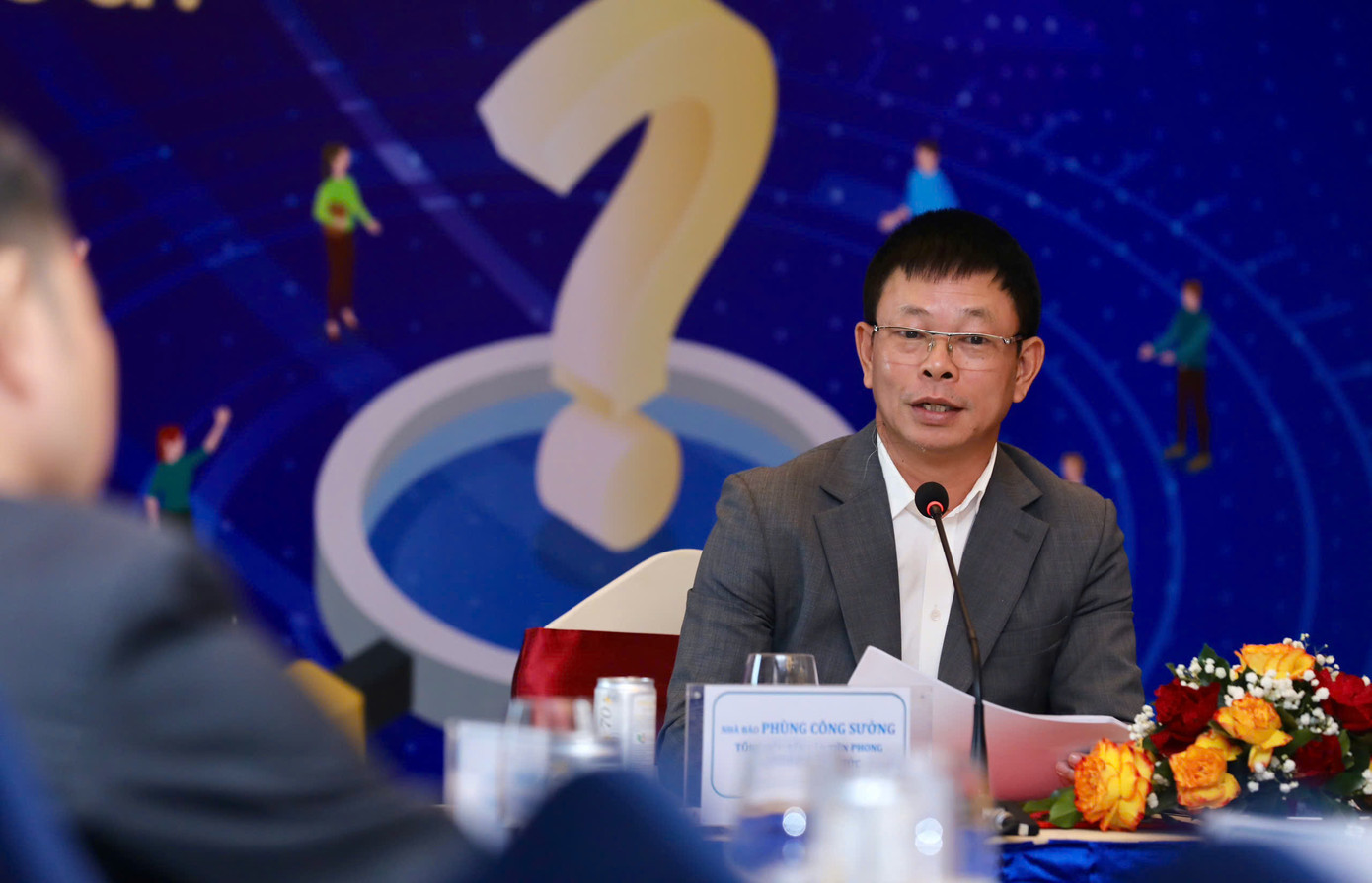 Ông Phùng Công Sưởng - Tổng Biên tập báo Tiền Phong - đặt câu hỏi thảo luận với các diễn giả.