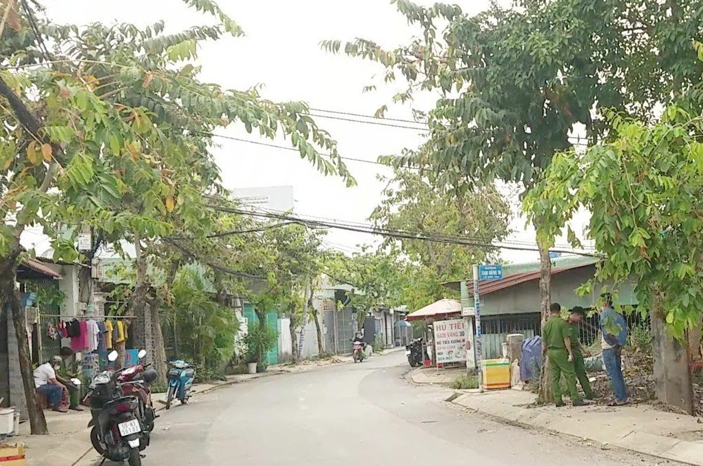 Công an có mặt tại khu nhà trọ của cha mẹ bé trai. Ảnh: M.A. Công an có mặt tại khu nhà trọ của cha mẹ bé trai. Ảnh: M.A.