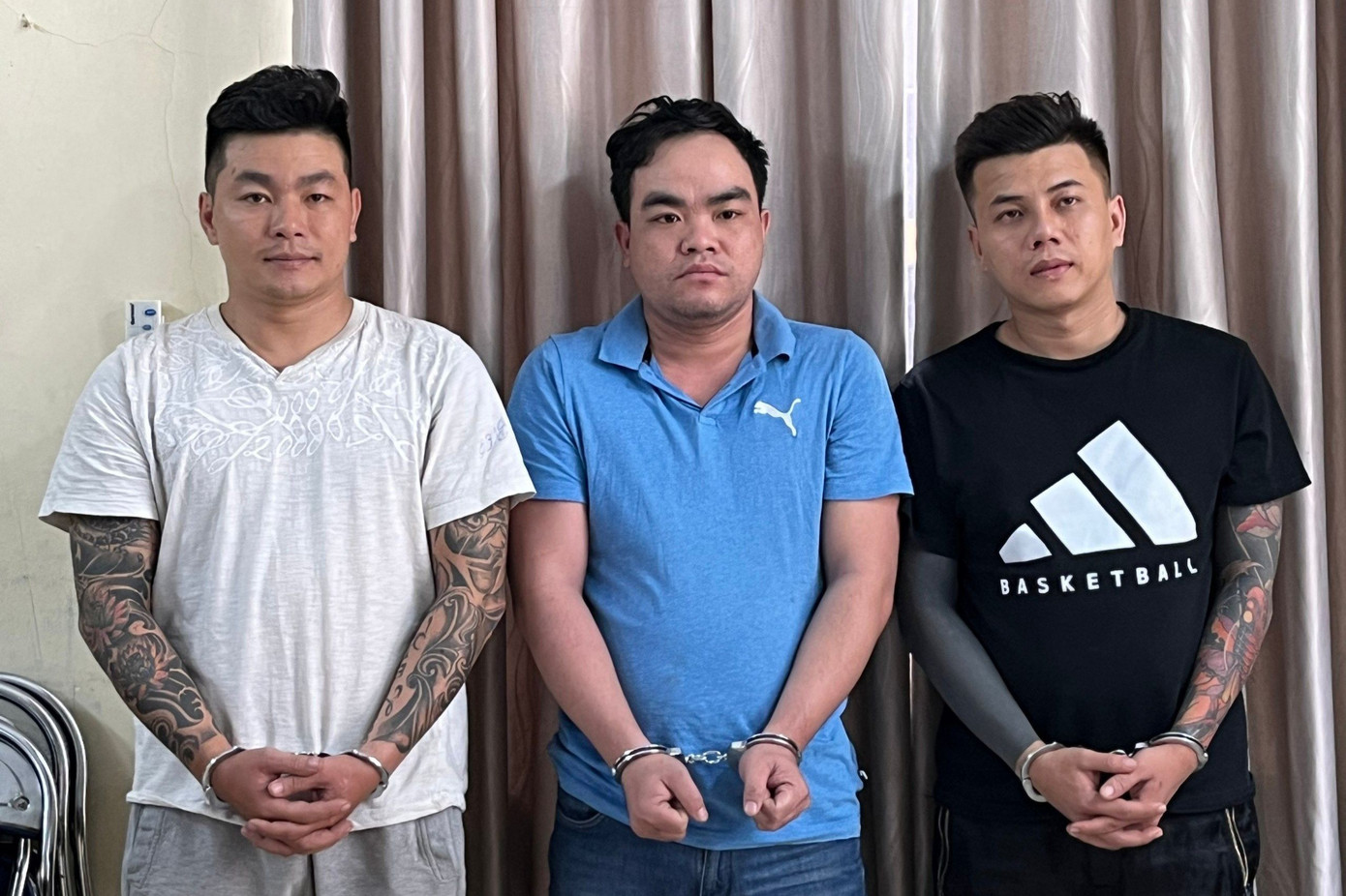 Phạm Hữu Tài (bên trái) và đồng bọn tại cơ quan công an. Ảnh: Công an cung cấp. Phạm Hữu Tài (bên trái) và đồng bọn tại cơ quan công an. Ảnh: Công an cung cấp.