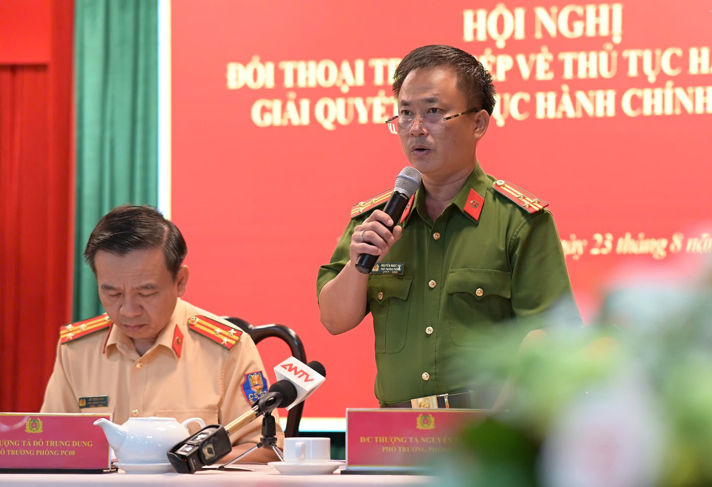 Thượng tá Nguyễn Ngọc Hải trả lời thắc mắc của người dân về thẻ căn cước. Ảnh: H.T.