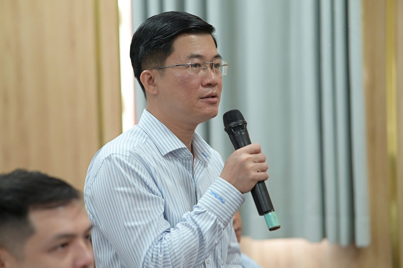 Ông Khôi đặt câu hỏi về nguy hại khi thu thập mống mắt để làm thẻ căn cước. Ảnh: H.T.