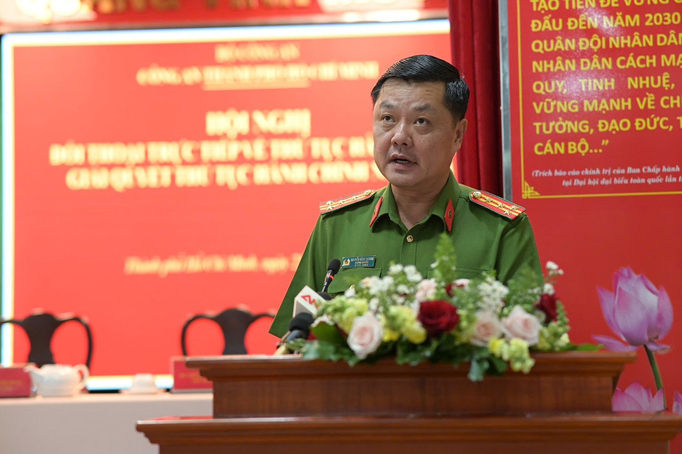 Đại tá Nguyễn Đình Dương đề nghị các đơn vị trực thuộc xem công tác giải quyết thủ tục hành chính là nhiệm vụ trọng tâm để hỗ trợ người dân. Ảnh: H.T.