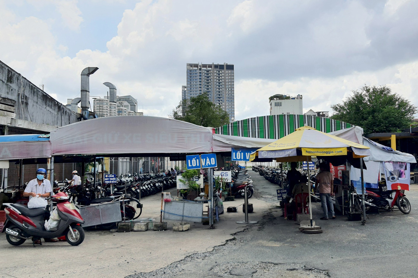 Bãi giữ xe mà anh H bị kẻ gian lấy xe. Ảnh: Hoàng Thuận. Bãi giữ xe mà anh H bị kẻ gian lấy xe. Ảnh: Hoàng Thuận.