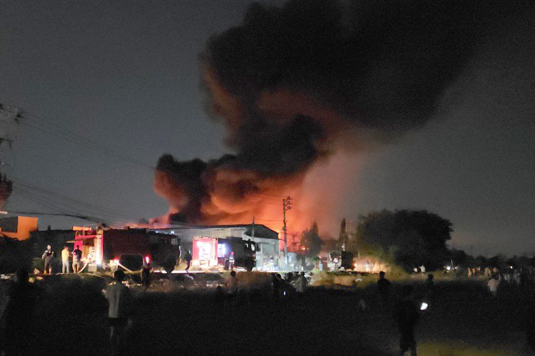 Cột khói đen bốc cao từ đám cháy. Ảnh: T.K.