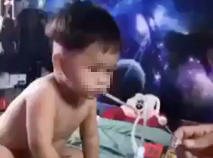 Bé trai bị nghi ép sử dụng ma túy. Ảnh cắt từ clip. Bé trai bị nghi ép sử dụng ma túy. Ảnh cắt từ clip.