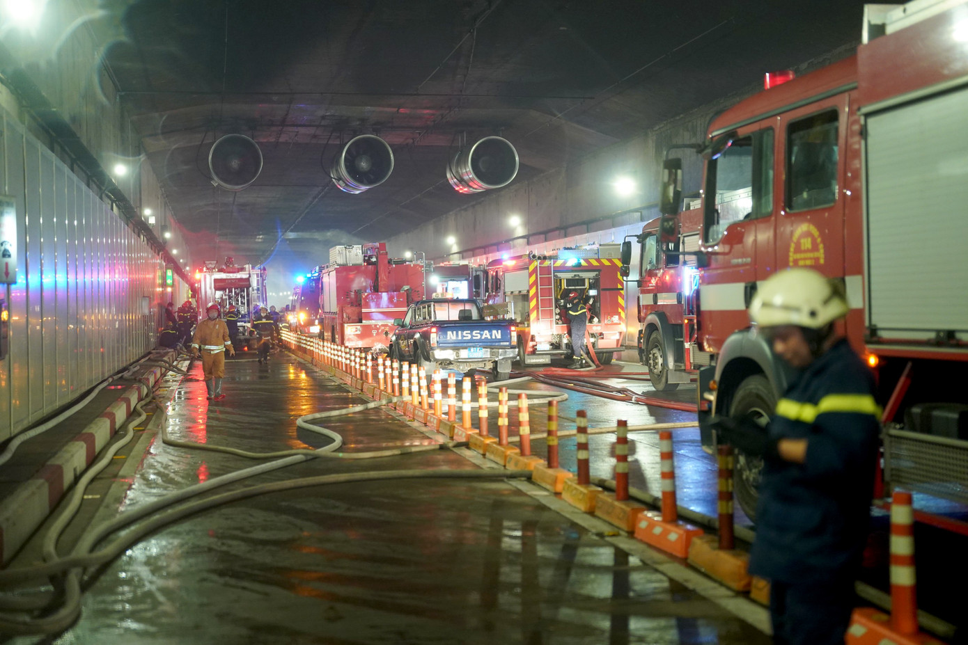 Lực lượng chữa cháy điều động nhiều phương tiện đến hiện trường diễn tập chữa cháy, cứu người (Ảnh: Phạm Nguyễn).