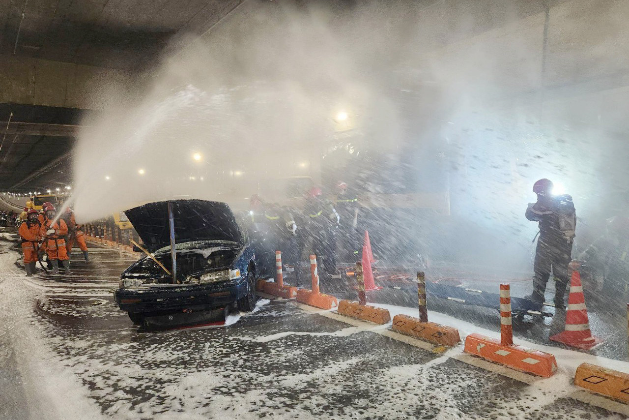 Ô tô bốc cháy sau tai nạn.