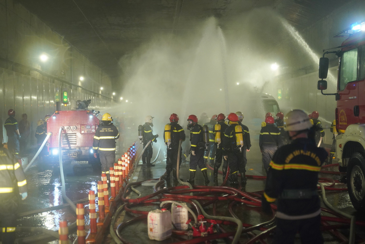 Lính cứu hỏa phun nước chữa cháy (Ảnh: Phạm Nguyễn).