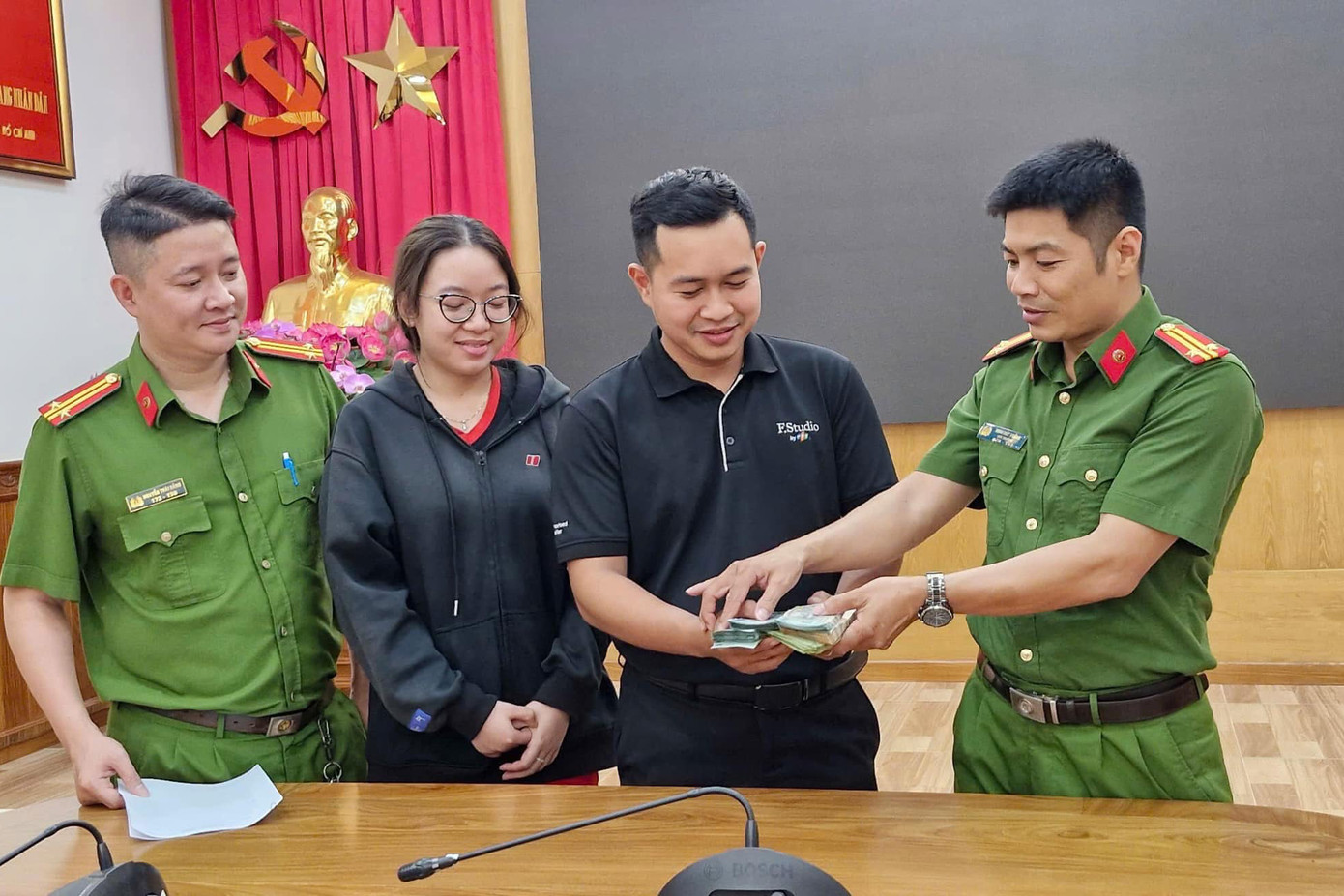 Công an bàn giao số tiền bị cướp cho đại diện cửa hàng FPT. Ảnh: C.A. Công an bàn giao số tiền bị cướp cho đại diện cửa hàng FPT. Ảnh: C.A.