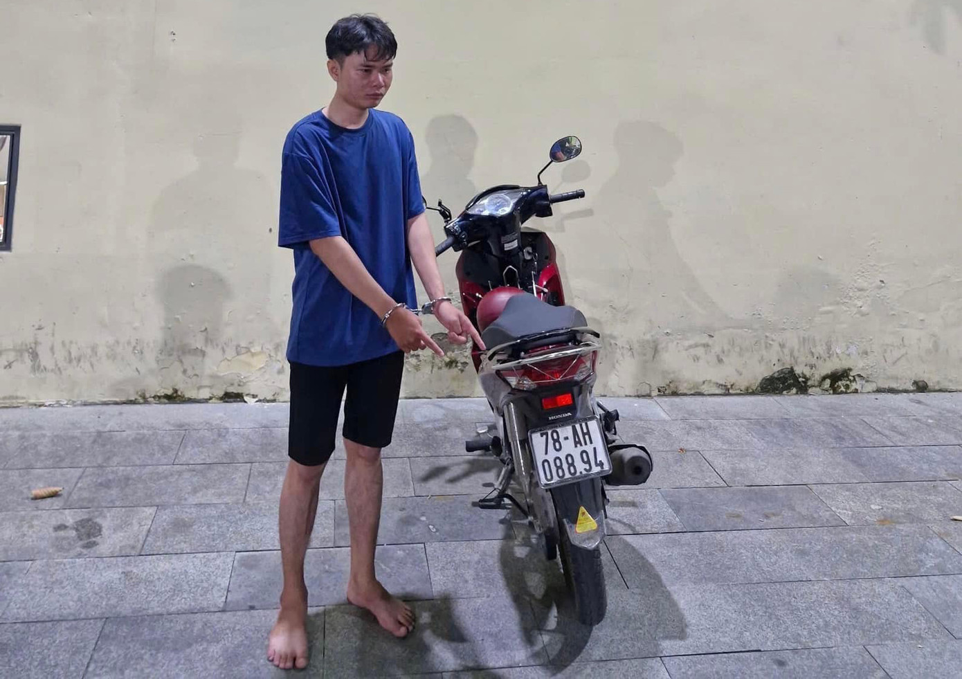 Nam sinh viên cùng tang vật gây án. Ảnh: C.A. Nam sinh viên cùng tang vật gây án. Ảnh: C.A.