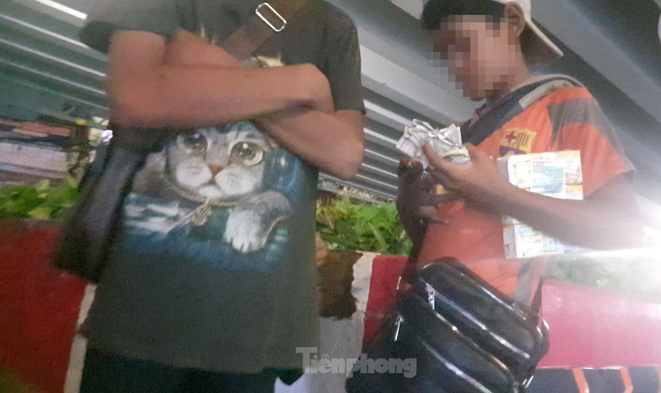 Nhóm trẻ em ăn xin đếm tiền dưới gầm cầu vượt ngã tư Gò Mây. Ảnh: Thuận Nhàn. Nhóm trẻ em ăn xin đếm tiền dưới gầm cầu vượt ngã tư Gò Mây. Ảnh: Thuận Nhàn.