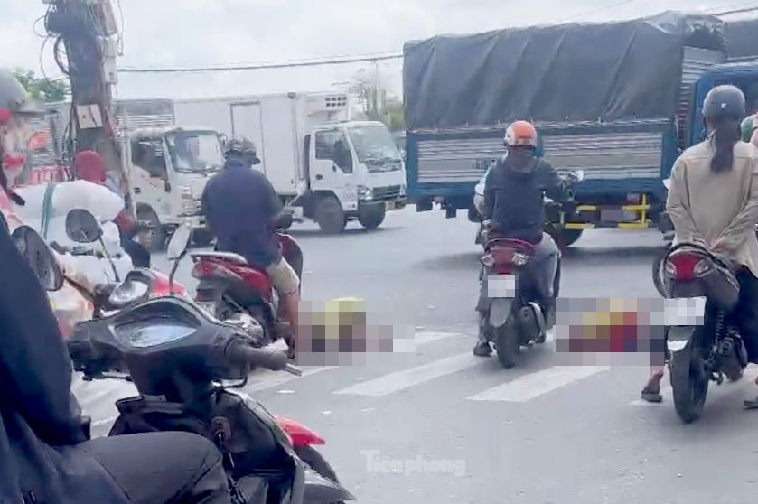 Hai em bé quỳ áp sát mặt xuống đường trước cổng khu công nghiệp Vĩnh Lộc (quận Bình Tân) để ăn xin. Ảnh: Thuận Nhàn. Hai em bé quỳ áp sát mặt xuống đường trước cổng khu công nghiệp Vĩnh Lộc (quận Bình Tân) để ăn xin. Ảnh: Thuận Nhàn.