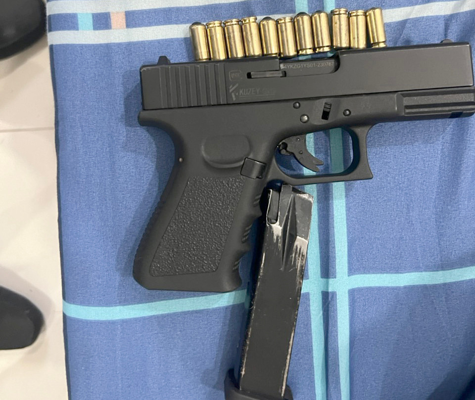 Các đối tượng dùng súng để giải quyết mâu thuẫn. Ảnh: Công an cung cấp.