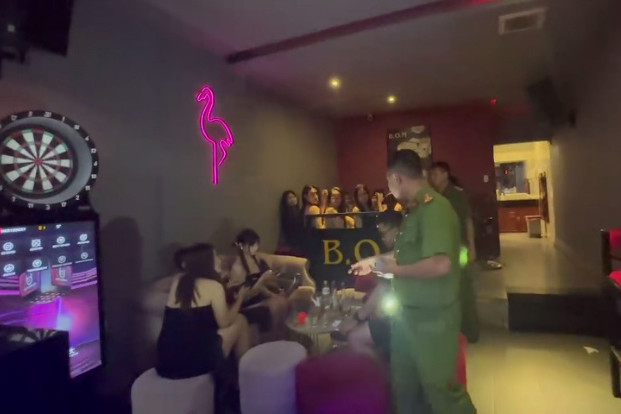 Công an kiểm tra một cơ sở kinh doanh ở quận 1. Ảnh: Công an cung cấp. Công an kiểm tra một cơ sở kinh doanh ở quận 1. Ảnh: Công an cung cấp.