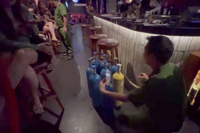 Lực lượng chức năng thu giữ bình khí N2O tại một cơ sở. Ảnh: Công an cung cấp. Lực lượng chức năng thu giữ bình khí N2O tại một cơ sở. Ảnh: Công an cung cấp.