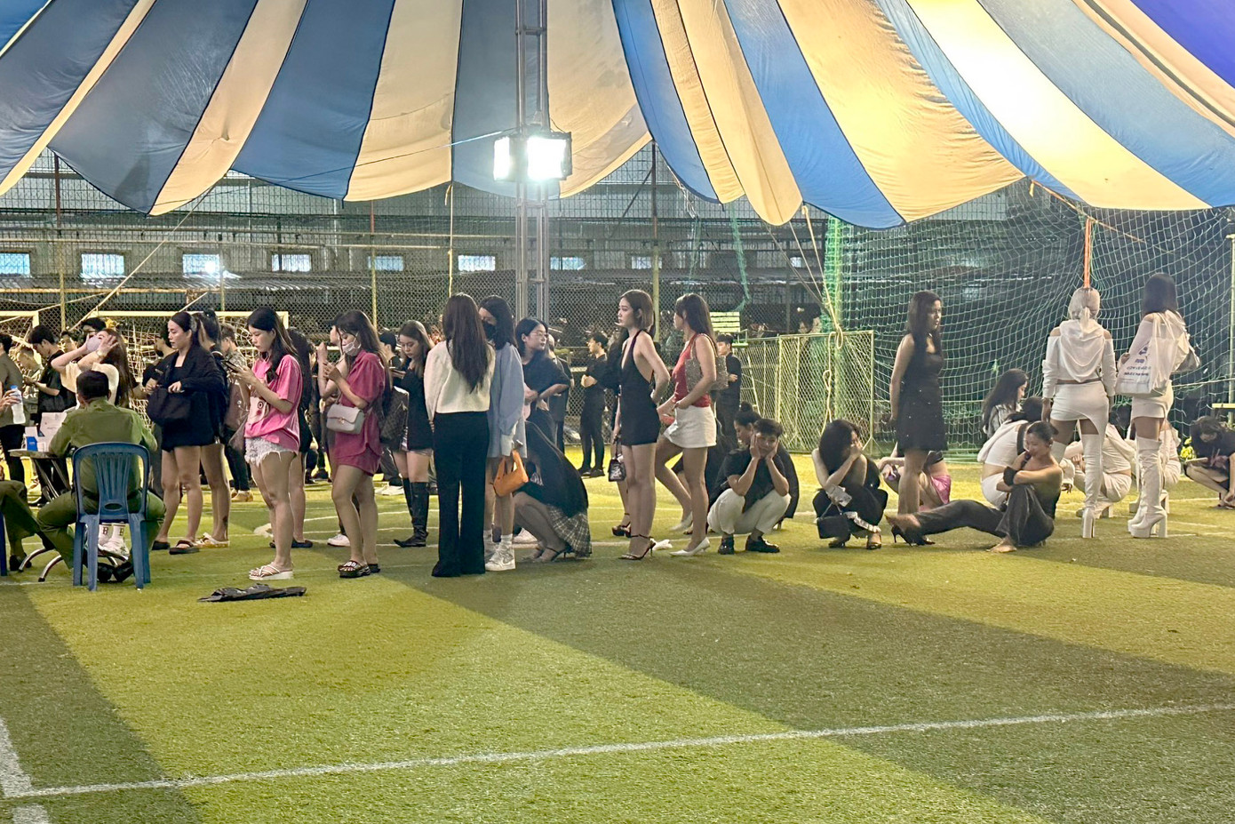 Công an đưa nhiều người về trụ sở để kiểm tra ma túy. Ảnh: Công an cung cấp. Công an đưa nhiều người về trụ sở để kiểm tra ma túy. Ảnh: Công an cung cấp.