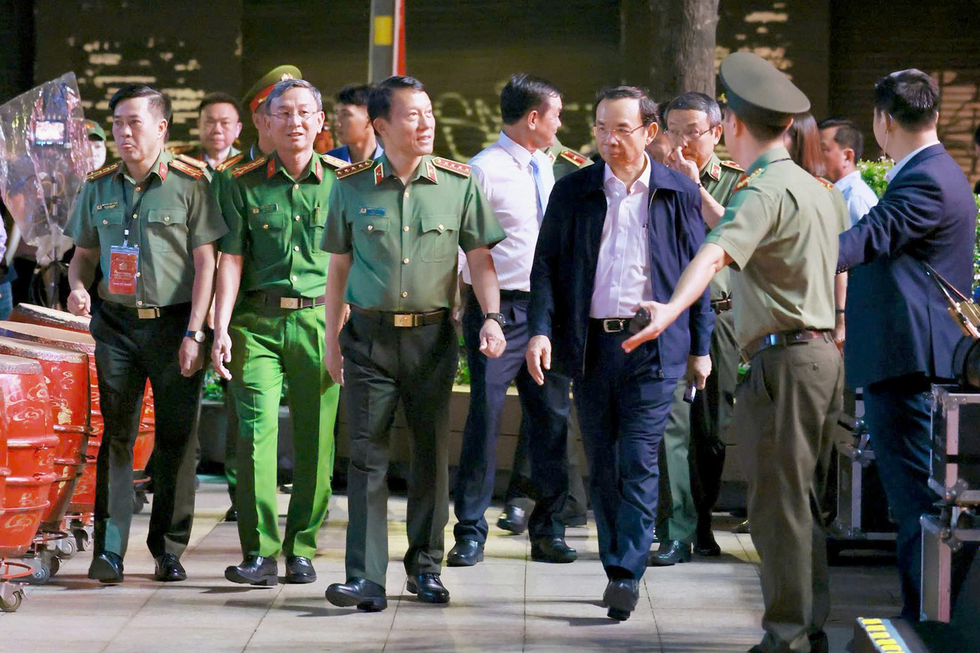 Đại tướng Lương Tam Quang - Bộ trưởng Bộ Công an và Bí thư Thành ủy TPHCM Nguyễn Văn Nên đến dự chương trình. Ảnh: Công an TPHCM.