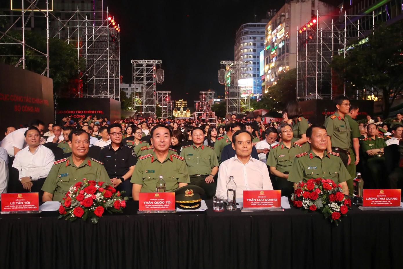 Đại tướng Lương Tam Quang cùng các đại biểu dự đêm gala âm nhạc. Ảnh: Công an TPHCM.