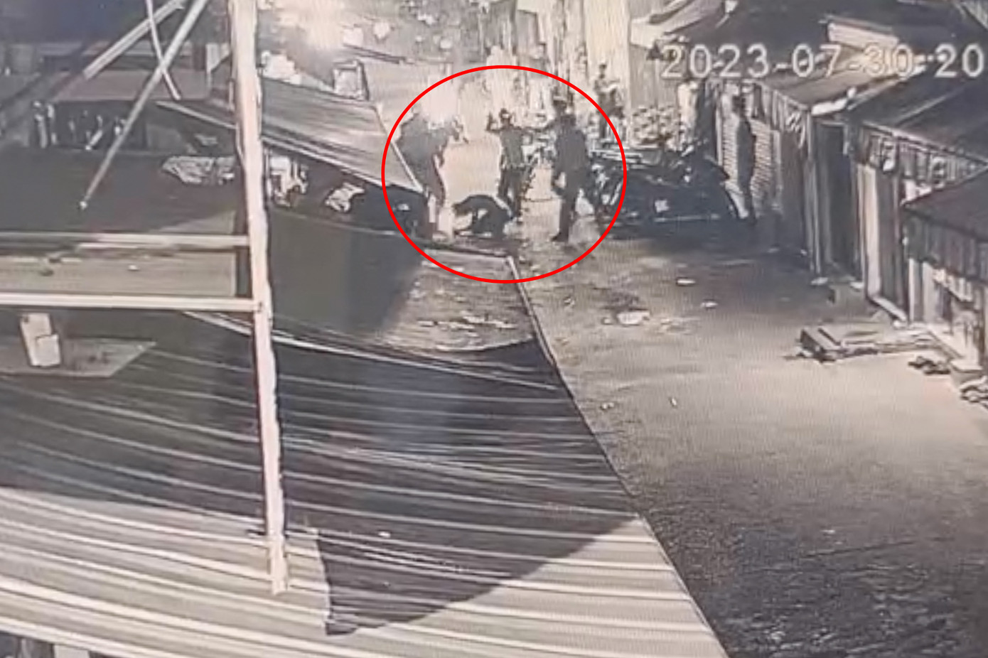 Camera ghi cảnh ông P bị nhóm người đánh hội đồng (Ảnh cắt từ clip).