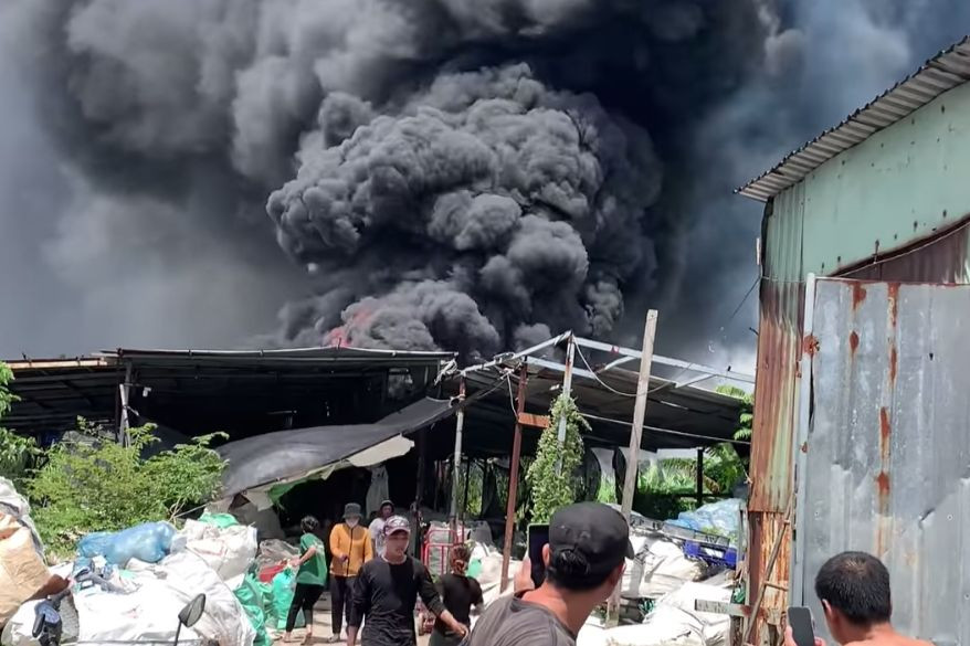 Công nhân làm việc bên trong di tản ra ngoài. Ảnh: C.A.