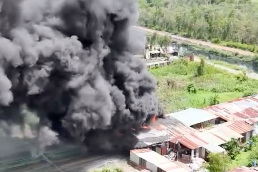 Đám cháy nhìn từ trên cao. Ảnh: C.A.