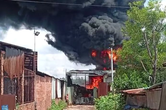 Kho ve chai xảy ra hỏa hoạn. Ảnh: C.A.