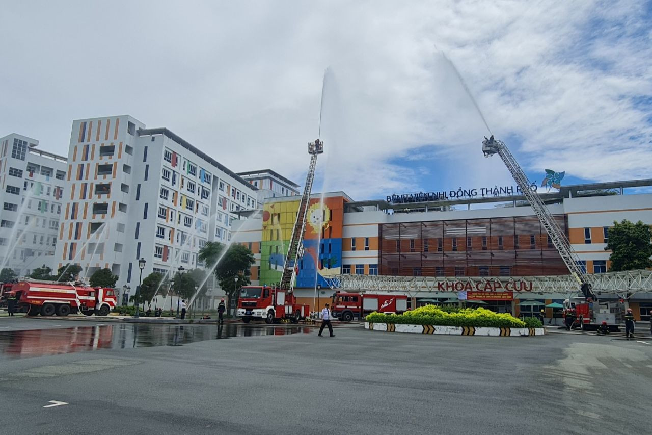 Cũng trong sáng 3/10, Phòng Cảnh sát PCCC và Cứu nạn, cứu hộ Công an TPHCM (PC07) Công an TPHCM tổ chức diễn tập phòng cháy, chữa cháy tại Bệnh viện Nhi Đồng Thành phố, xã Tân Kiên, huyện Bình Chánh. Theo tình huống giả định, kho vật tư trang thiết bị ở khoa hồi sức sơ sinh tại tầng 3 của bệnh viện bị chập điện hệ thống máy lạnh gây ra cháy. Ảnh: M.N.