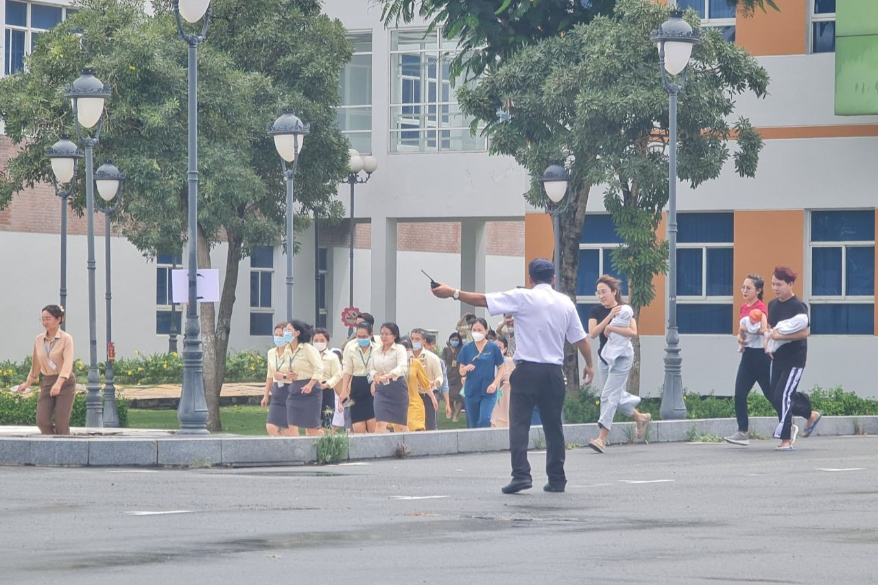 Phát biểu tại buổi diễn tập, Trung tướng Lê Hồng Nam, Giám đốc Công an TPHCM cho biết, đây là dịp để các lực lượng kiểm tra, đánh giá toàn diện về phương tiện, sự phối hợp giữa các lực lượng trong việc đáp ứng yêu cầu sẵn sàng ứng phó khi xảy ra sự cố cháy, nổ. Giám đốc Công an TPHCM cũng đề nghị Bệnh viện xây dựng, duy trì lực lượng PCCC tại chỗ đáp ứng yêu cầu đặc thù của cơ sở; phối hợp với Phòng PC07 tuyên truyền về PCCC đến nhân viên, thân nhân của bệnh nhân đang điều trị tại bệnh viện... Ảnh: M.N.