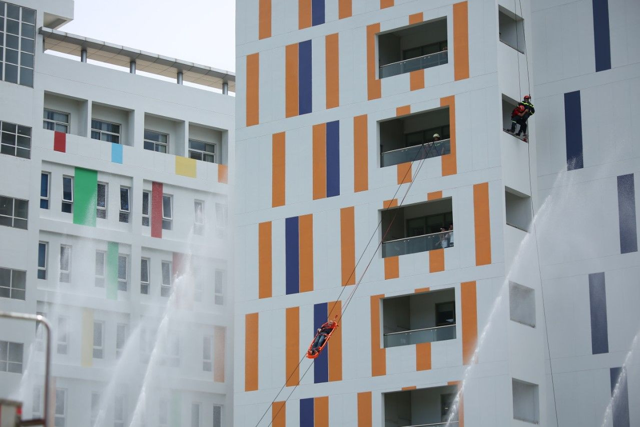 Nhận tin báo, Phòng PC07 điều động hàng chục phương tiện và hàng trăm cán bộ, chiến sĩ đến hiện trường triển khai công tác chữa cháy, hướng dẫn khoảng 500 người thoát nạn, đưa hơn 60 nạn nhân bị thương ra ngoài, chuyển vào bệnh viện điều trị. Ảnh: M.N.