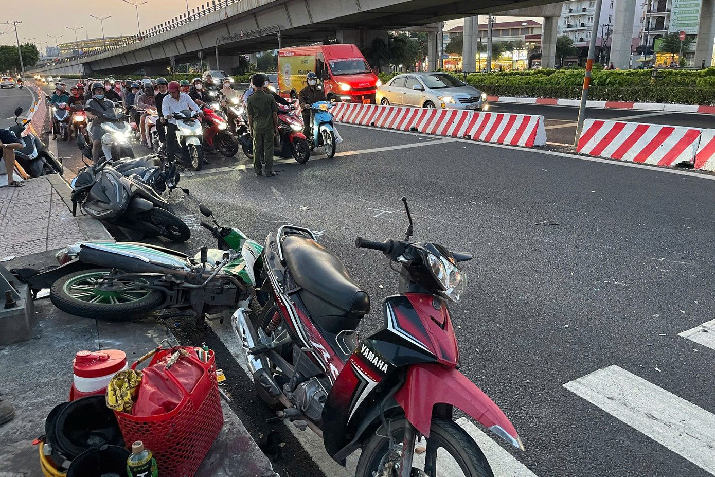 Xe máy nằm la liệt trên đường sau tai nạn. Ảnh: C.A.