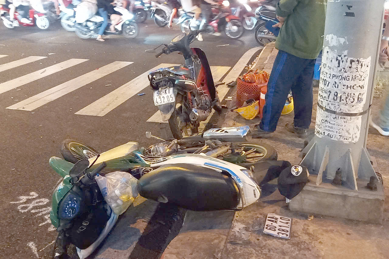 Xe máy bị hư hỏng sau tai nạn. Ảnh: C.A.