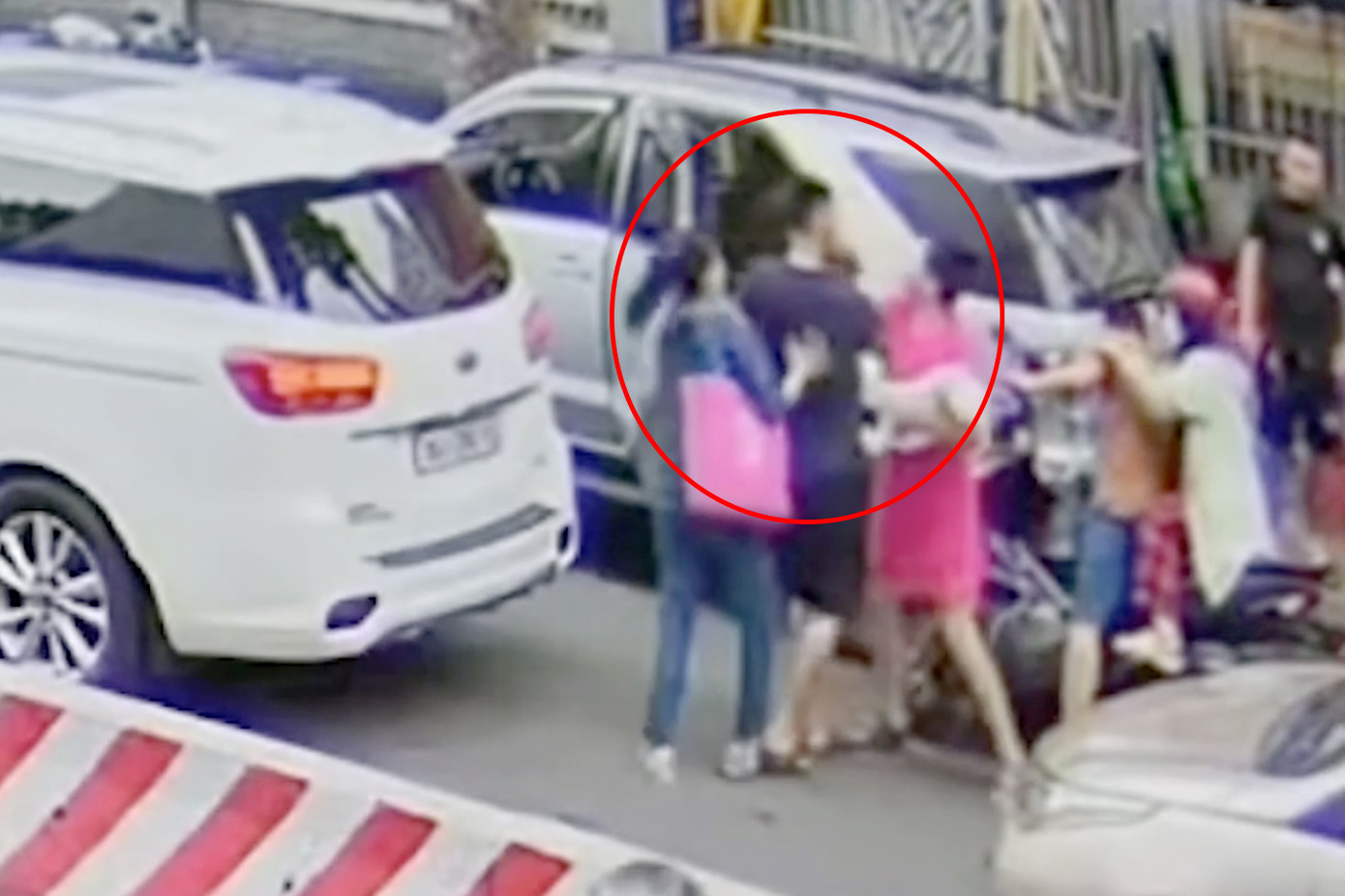 Camera ghi cảnh ông Nhựt hành hung người đi đường. Ảnh cắt từ clip. Camera ghi cảnh ông Nhựt hành hung người đi đường. Ảnh cắt từ clip.