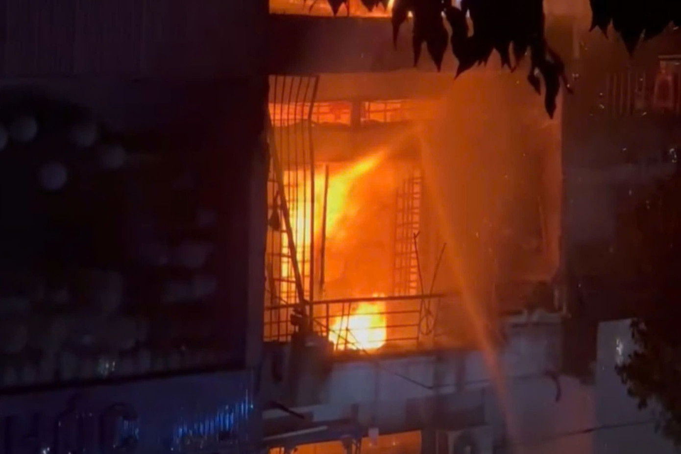 Lửa đỏ rực bên trong căn nhà. Ảnh cắt từ clip.