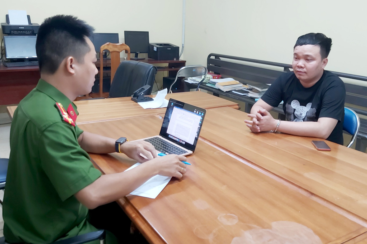 Công an lấy lời khai đối với Vũ Huy Hùng. Ảnh: Công an cung cấp.