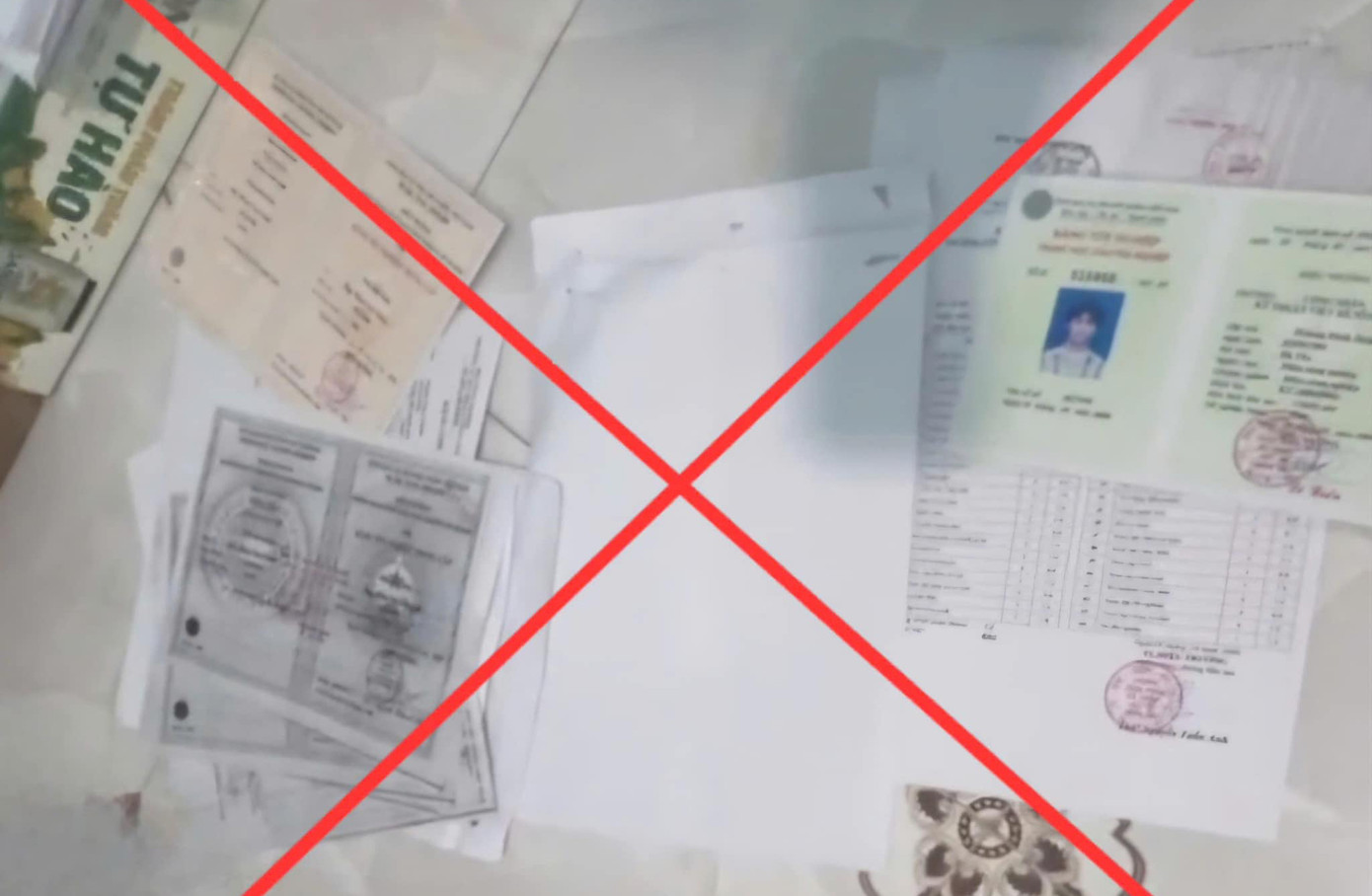 Các loại giấy tờ được làm giả. Ảnh: Công an cung cấp. Các loại giấy tờ được làm giả. Ảnh: Công an cung cấp.
