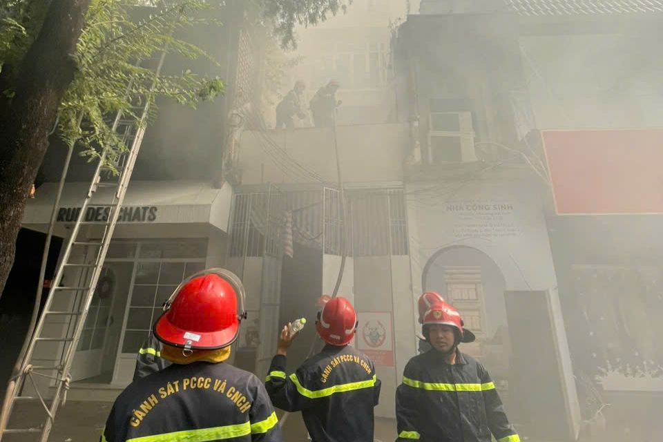 Lực lượng chữa cháy có mặt tại hiện trường. Ảnh: PC07