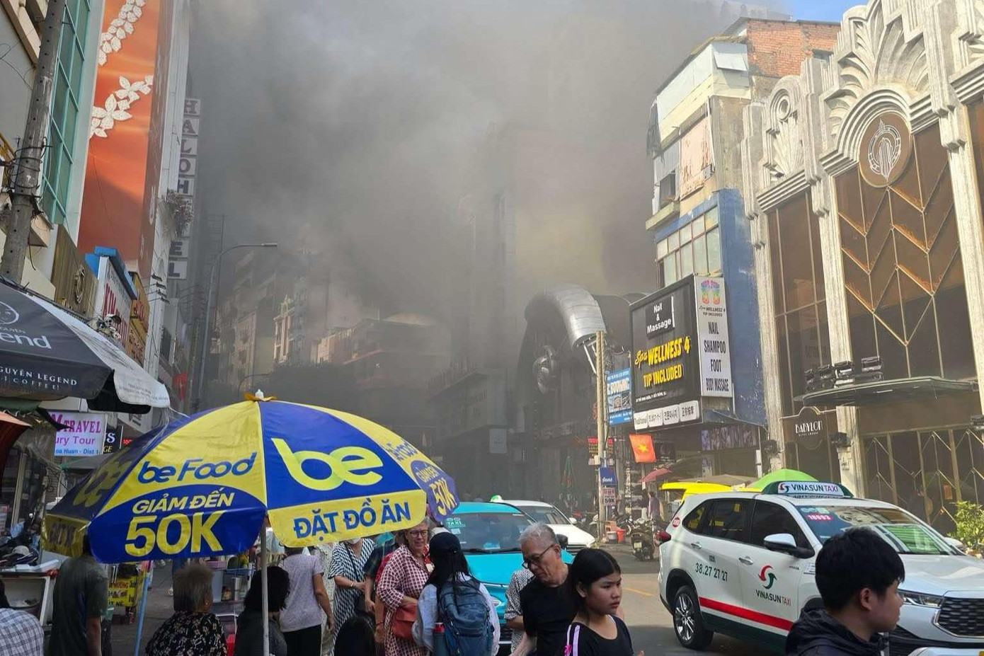 Khói đen bao trùm cả khu vực. Ảnh: N.Q
