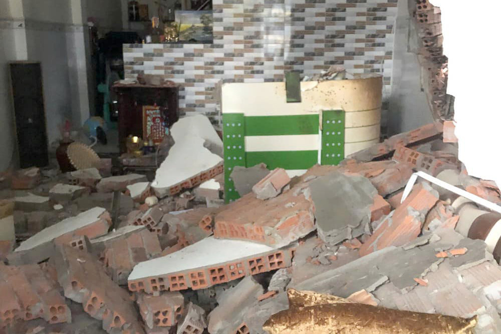 Tường của một căn nhà bị đổ sập sau tiếng nổ. Ảnh: A.X.