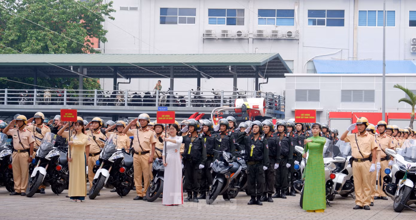 Các lực lượng Công an TPHCM tại lễ ra quân. Ảnh: Hoàng Thuận.